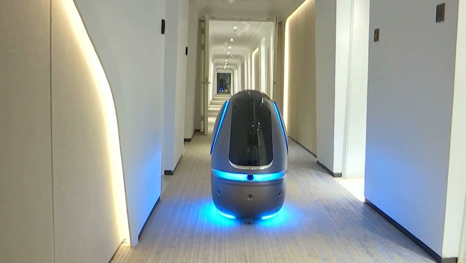 robot-contactless-smart-hotels